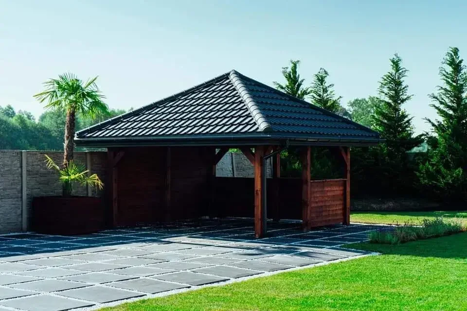 Betonowy podjazd i utwardzony teren przy nowoczesnej hali